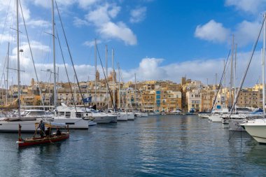 Valletta, Malta - 23 Aralık 2023: Birgu şehri ile Valletta Grand Harbor 'da birçok tekne