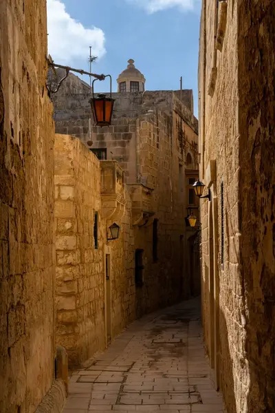 Mdina, Malta - 22 Aralık 2023: Malta 'nın eski Mdina kentindeki tipik sarı kireçtaşı binalar