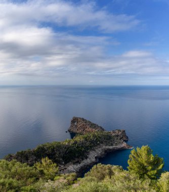 Kuzey Mallorca 'daki Sa Forada kıyı şeridi manzarası