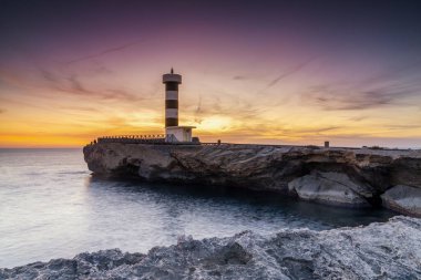 Gün batımında Mallorca 'daki Colonia Sant Jordi' deki deniz fenerinin manzarası