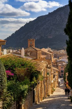 Pollenca, İspanya - 30 Ocak 2024: Kuzey Mallorca 'daki ünlü Calvari Merdivenleri ve tarihi dağ kasabası Pollenca' nın manzarası