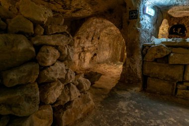 Rabat, Malta - 22 Aralık 2023: Rabat 'ın tarihi şehir merkezindeki St. Paul yeraltı mezarlarının detaylı görüntüsü