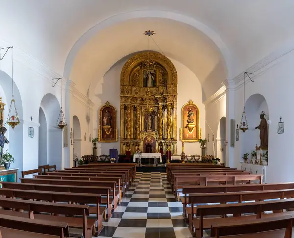 Santa Eulalia del Riu, İspanya - 3 Şubat 2024: Kuzeydoğu İbiza 'daki Santa Eulalia del Riu Kilisesi' nin iç manzarası