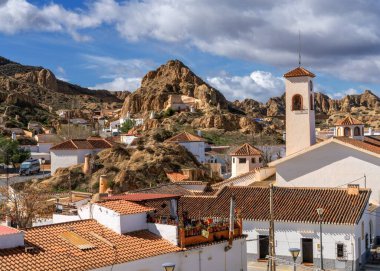 Guadix, İspanya - 24 Şubat 2024: Guadix Barrio de Santiago 'daki troglodit evlerinin manzarası