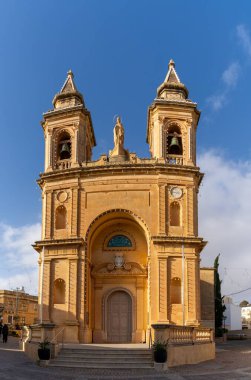 Marsaxlokk, Malta - 22 Aralık 2023: Marsaxlokk şehir merkezindeki kilisenin dikey görüntüsü