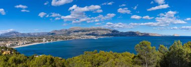 Alicante Eyaleti 'ndeki Altea Körfezi ve Serra de Bernia Dağları manzarası