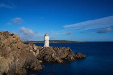 Sardunya 'daki eski Capo Ferro Deniz Feneri manzarası