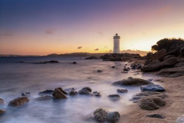 Güneş doğarken Sardunya 'nın Zümrüt Sahili' ndeki Punta Palau Deniz Feneri 'nin uzun pozlu görüntüsü