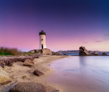 Güneş doğarken Sardunya 'nın Zümrüt Sahili' ndeki Punta Palau Deniz Feneri 'nin uzun pozlu görüntüsü