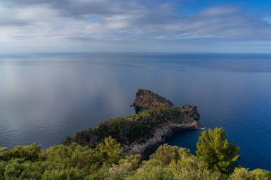 Kuzey Mallorca 'daki Sa Forada kıyı şeridi manzarası