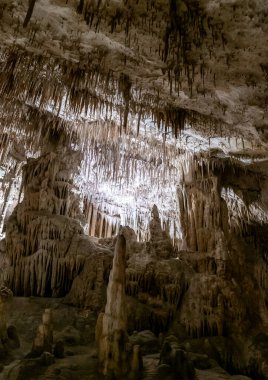 Porto Cristo, İspanya - 23 Ocak 2024: Doğu Majorca 'daki Cuevas del Drach' ın içindeki kaya oluşumlarının görüntüsü
