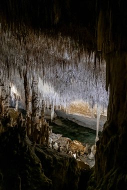 Porto Cristo, İspanya - 23 Ocak 2024: Doğu Majorca 'daki Cuevas del Drach' ın içindeki kaya oluşumlarının görüntüsü