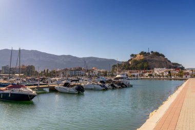 Denia, İspanya - 7 Şubat 2024: Denia 'nın eski şehir merkezindeki spor marinası, liman ve tarihi tepe şatosu manzarası