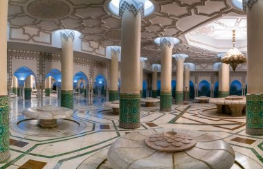 Kazablanka, Fas - 29 Mart 2024: Kazablanka 'daki Hasan II Camii' nin yeraltı hamamında mermer oymalı nilüfer çiçeği çeşmeleri