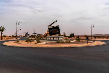 Ouarzazate şehir merkezindeki dev alçıpan ile modern trafik çemberi Fas Hollywood 'unu oluşturur.