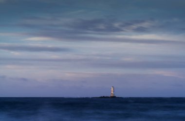 Sardunya 'da gün doğumunda Mangiabarche Lighthosue' de uzun pozlama manzarası