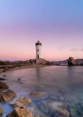 Güneş doğarken Sardunya 'nın Zümrüt Sahili' ndeki Punta Palau Deniz Feneri 'nin uzun pozlu görüntüsü