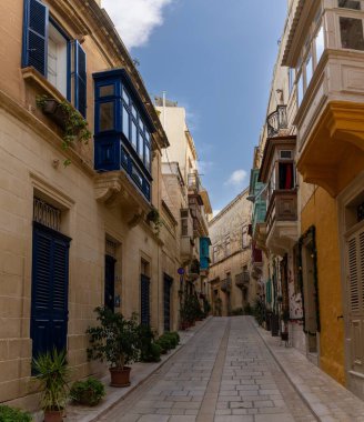 Valletta, Malta - 23 Aralık 2023: Birgu şehir merkezinde, Valletta 'nın Üç Şehri' nde huzurlu bir şehir caddesi.