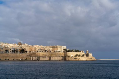 Valletta, Malta - 23 Aralık 2023 Valletta şehir merkezi ve St. Elmo 's Fire bulutlu bir gökyüzü altında