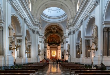 Palermo, İtalya - 13 Ocak 2024: Palermo Katedrali 'nin merkez nave manzarası