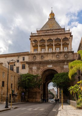 Palermo, İtalya - 13 Ocak 2024: Palermo şehir merkezindeki Porta Nuova şehir kapısının tarihi görüntüsü