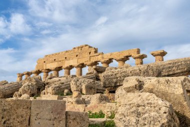 Castelvetrano, İtalya - 3 Ocak 2024: Sicilya Selinunte 'deki C Tapınağı