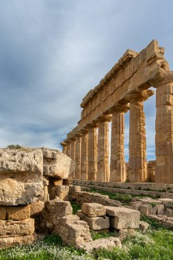 Castelvetrano, İtalya - 3 Ocak 2024: Sicilya Selinunte 'deki C Tapınağı