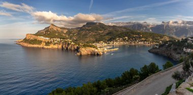 Kuzey Mallorca 'daki Port de Soller limanı ve doğal körfez manzarası.