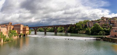 Albi, Fransa - 18 Nisan 2024: Tarn Nehri 'nin manzarası ve Albi şehrinin iki tarafını birbirine bağlayan 22 Ağustos 1944 Köprüsü