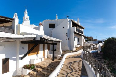 Binibeca Vell, İspanya - 24 Ocak 2024: Menorca 'daki Binibeca Vell' in pitoresk köyündeki tipik beyaz yıkanmış binalar