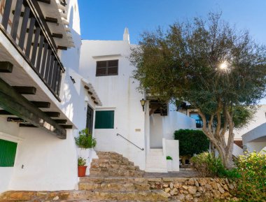 Binibeca Vell, İspanya - 24 Ocak 2024: Menorca 'daki Binibeca Vell' in pitoresk köyündeki tipik beyaz yıkanmış binalar