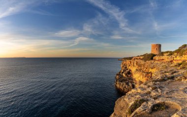 Cala Pi, İspanya - 28 Ocak 2024: Güney Mallorca 'daki tarihi Cala Pi gözlem kulesi gün doğumunda