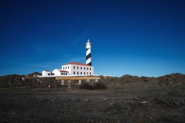 Menorca 'nın batı kıyısındaki Favaritx Deniz Feneri manzarası