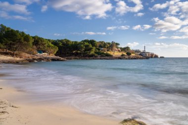 Arka planda Arenal dets Ases plajı ve Portocolom Deniz Feneri manzarası