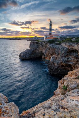 Günbatımında Mallorca 'nın doğusundaki Portocolom Deniz Feneri manzarası