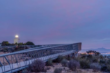 Alicante Eyaleti 'ndeki Santa Pola Deniz Feneri ve Viewpoint Yürüyüşü manzarası