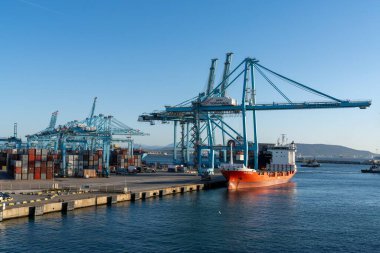 Algeciras, İspanya - 1 Mart 2024: Güney İspanya 'daki Algeciras sanayi limanına yüklenen ve boşaltılan konteyner gemisi