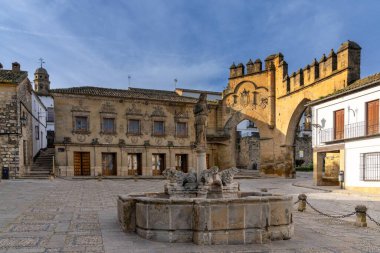 Baeza, İspanya - 5 Nisan 2024: Baeza şehir merkezindeki Plaza del Populo Meydanı manzarası