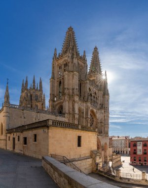 Burgos, İspanya - 14 Nisan 2024: Burgos şehir merkezindeki Saint Mary Katedrali 'nin Fransız Gotik tarihi manzarası