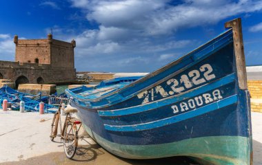 Essaouira, Fas - 26 Mart 2024: Essaouira limanındaki tipik mavi balıkçı teknesi