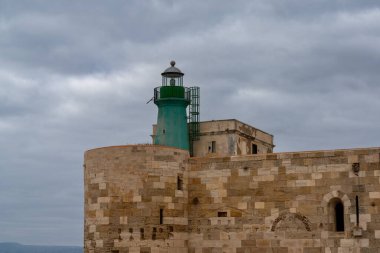 Syracuse, İtalya - 28 Aralık 2023: Siracusa 'daki Isola di Ortigia' daki Maniace Kalesi ve deniz feneri manzarası