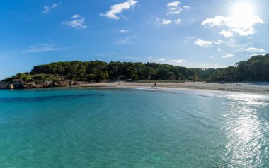 Santanyi yakınlarındaki Mallorca 'nın güneydoğusundaki Parc Natural de Mondrago' da manzaralı bir plaj.