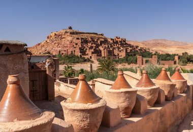 Ait Benhaddou, Fas - 14 Mart 2024: Güney Fas 'taki toprak köyü Ait Benhaddou' nun manzarası