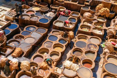 Fez, Fas - 4 Mart 2024: Fez şehir merkezindeki Fes el Bali mahallesindeki Chouara Tabakhanesi 'nin ayrıntılı görüntüsü