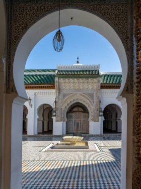 Fez, Fas - 4 Mart 2024: El Kahire Üniversitesi 'nin iç avlusunun mimari ayrıntıları ve Fez' in alt tarafındaki cami.