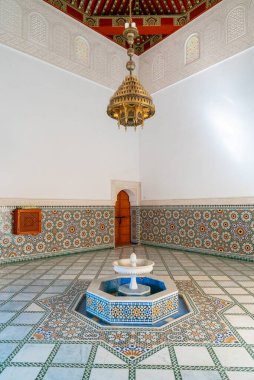 Meknes, Fas - 5 Mart 2024: Bou Inania Madrasa 'nın tarihi eski Meknes kasabasındaki iç manzarası