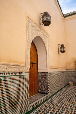 Meknes, Fas - 5 Mart 2024: Bir sedir kapısının mimari ayrıntıları ve Meknes 'teki Moulay İsma' il türbesinin iç avlusunda Zeliij mozaik çalışmaları