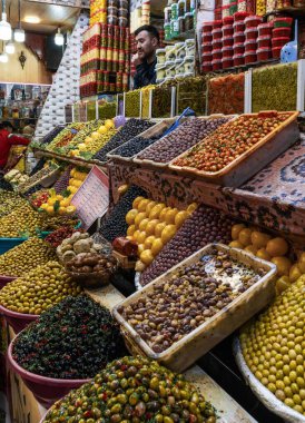 Meknes, Fas - 5 Mart 2024: Meknes 'teki eski kentin çarşısında çok farklı türde zeytin satan bir pazarın dikey görüntüsü