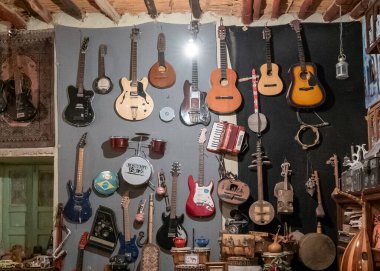 Meski, Fas - 7 Mart 2024: Fas 'ın Meski köyündeki bir kayıt stüdyosunda müzelik antika ve enstrümanlara sahip bir duvarın iç görünümü