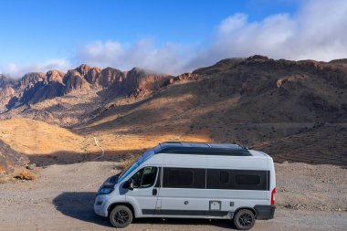 Tafraoute, Fas - 21 Mart 2024: Fas 'ın güneyindeki Little Atlas dağ sırasındaki bir dağ yolunda park etmiş bir karavan.